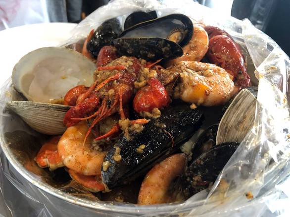 Order Combo D food online from Dancing Crab Cajun Seafood Express store, Memphis on bringmethat.com