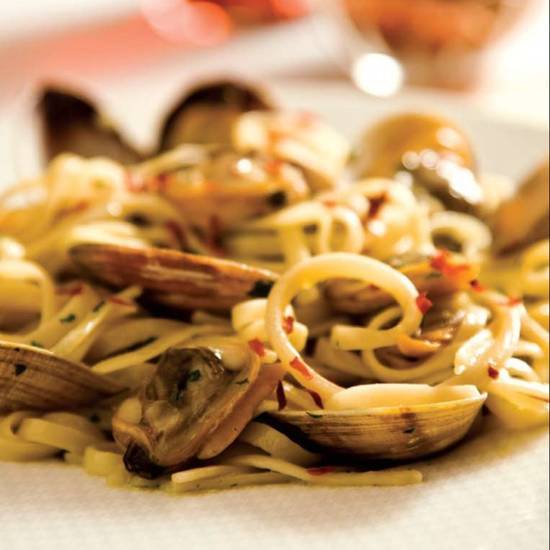 Order Spaghetti Alle Vongole food online from Bar Toscana store, Los Angeles on bringmethat.com