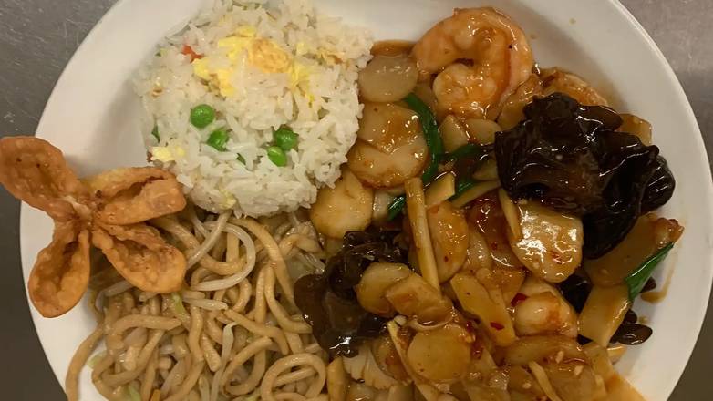 Order Lunch Hot & Zesty Scallops & Prawns with Garlic Sauce food online from Kirin store, Santa Rosa on bringmethat.com