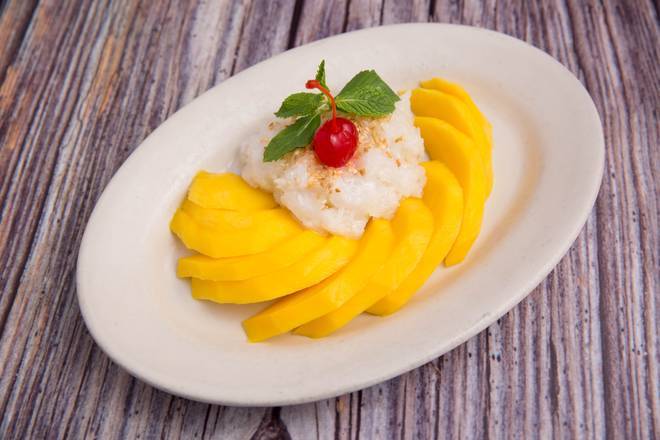 Order Sweet Sticky Rice with Mango (Seasonal) food online from King of thai noodle house store, San Francisco on bringmethat.com