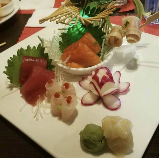Order Sashimi Appetizer (8  pcs) food online from Sushi Bear Sushi & Grill store, Jacksonville on bringmethat.com