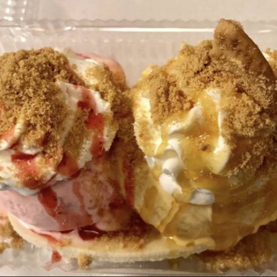 Order Banana Split food online from La Cubanita Pizzeria Corp store, Hialeah Gardens on bringmethat.com