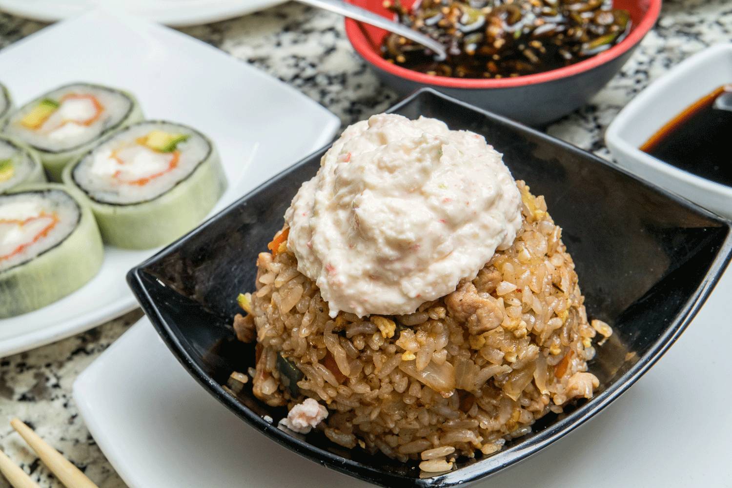 Yakimeshi Mixto con Salsa Tampico
