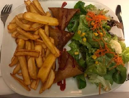 5 Samoussas au bœuf épicé ( Halal ), Salade, Frites